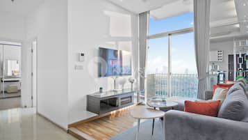 Apartment, 2 Schlafzimmer, Stadtblick | Wohnbereich | Flachbildfernseher