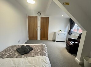 5 bedrooms, free WiFi, bed sheets