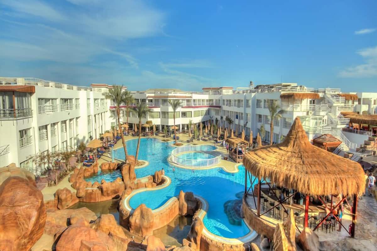 Chambre double, vue sur la piscine | Terrasse/patio