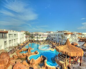 Chambre double, vue sur la piscine | Terrasse/patio