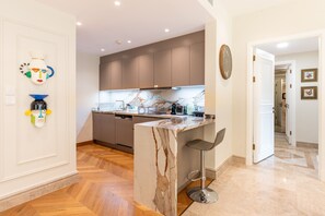 Kühlschrank, Mikrowelle, Ofen, Herdplatte