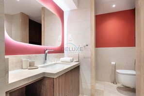 Shower, hair dryer, towels, soap - Beachfront 2BR + Asst Room with Sea Views Terrace, Steps From Iconic Landmarks (Dubai)