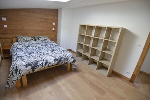 3 habitaciones, tabla de planchar con plancha, wifi y ropa de cama 
