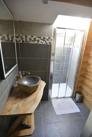 Douche, sèche-cheveux, serviettes fournies, savon