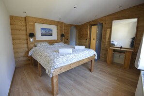 3 chambres, fer et planche à repasser, Wi-Fi, draps fournis