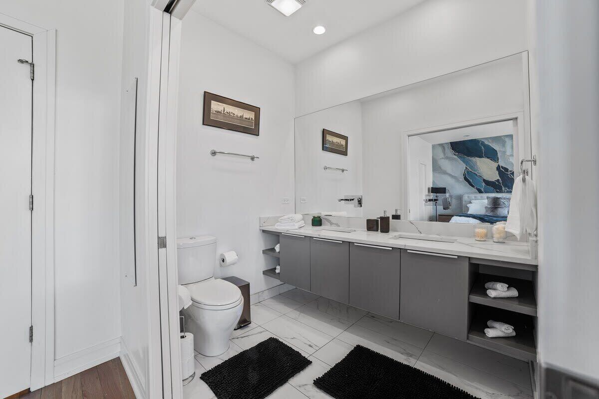 Chuveiro, secador de cabelo, toalhas de banho 