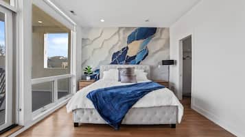 4 bedrooms, desk, iron/ironing board, WiFi