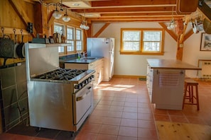 Réfrigérateur, four, plaque de cuisson, cafetière/bouilloire