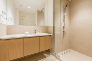 Dusche, Haartrockner, Handtücher, Seife