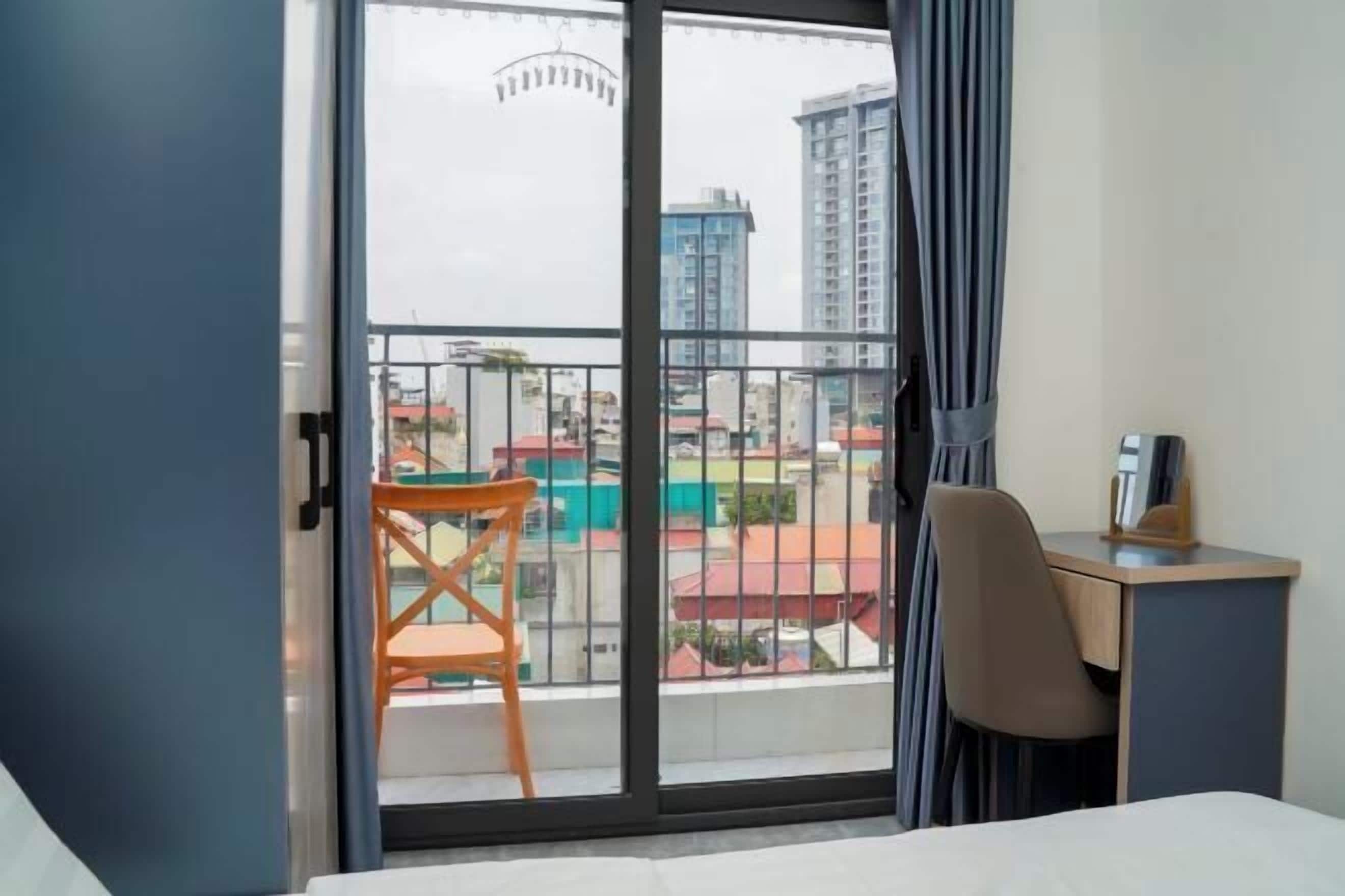 Skrivebord, skrivebord for bærbar PC, blendingsgardiner og lydisolert