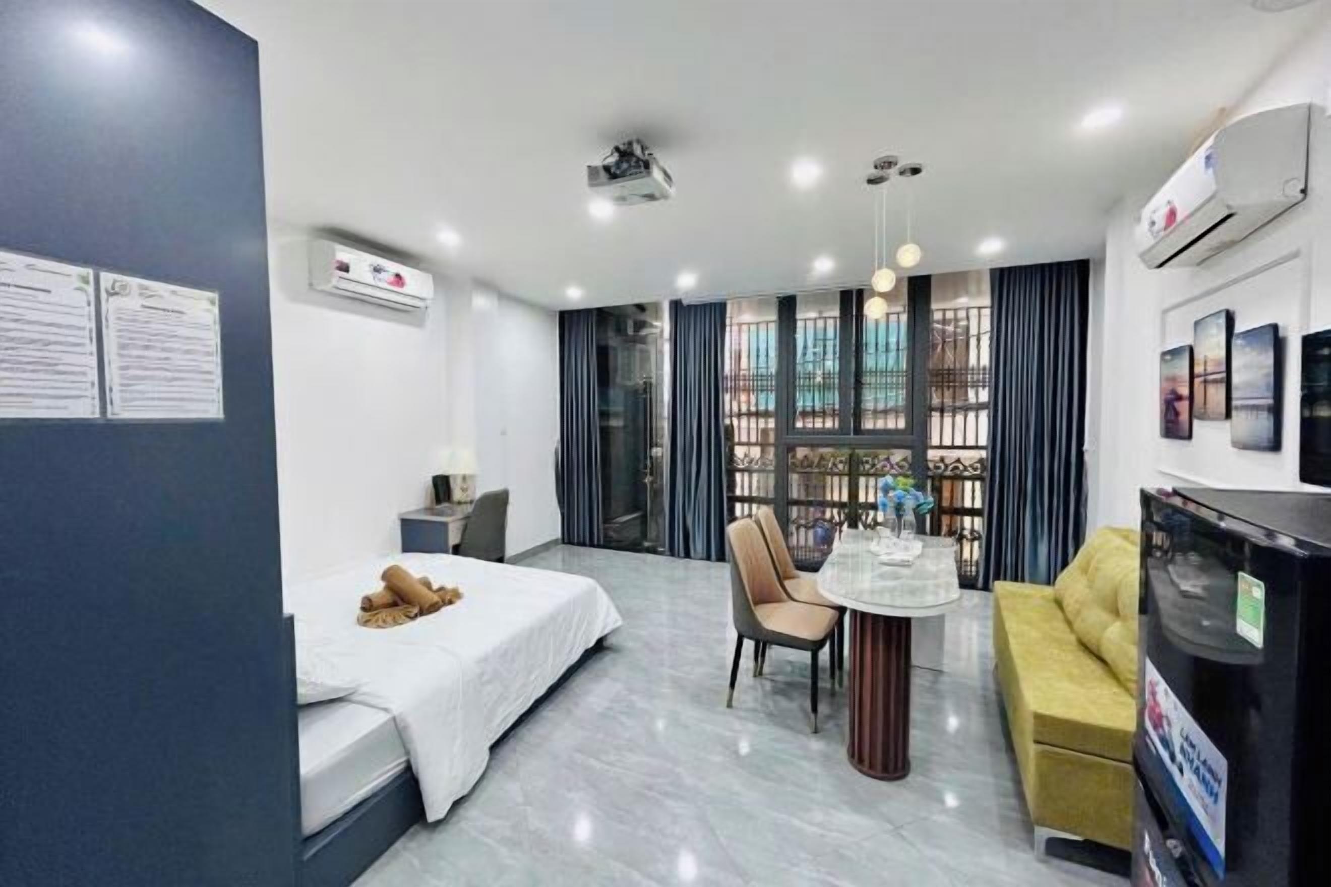 Skrivebord, skrivebord for bærbar PC, blendingsgardiner og lydisolert