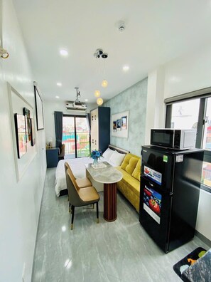 Rom – deluxe, 1 queensize-seng, byutsikt | Oppholdsområde | En 50-tommers Flatskjerm-TV med digitale kanaler samt Netflix