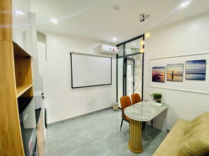 Appartement Deluxe, 1 grand lit, balcon, vue sur la ville | Aire de séjour | Téléviseur à écran plat de 50 po avec télévision numérique, Netflix