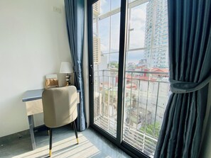 Familieleilighet, balkong, byutsikt | Skrivebord, skrivebord for bærbar PC, blendingsgardiner og lydisolert