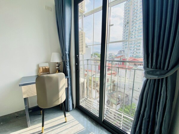Familienapartment, Balkon, Stadtblick | Schreibtisch, laptopgeeigneter Arbeitsplatz, Verdunkelungsvorhänge