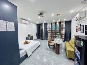 Chambre Deluxe, 1 grand lit, vue sur la ville | Bureau, espace de travail pour ordinateurs portables