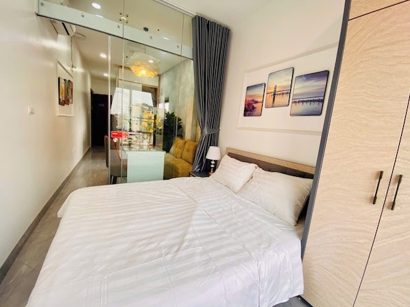 Appartement Deluxe, 1 grand lit, balcon, vue sur la ville | Bureau, espace de travail pour ordinateurs portables