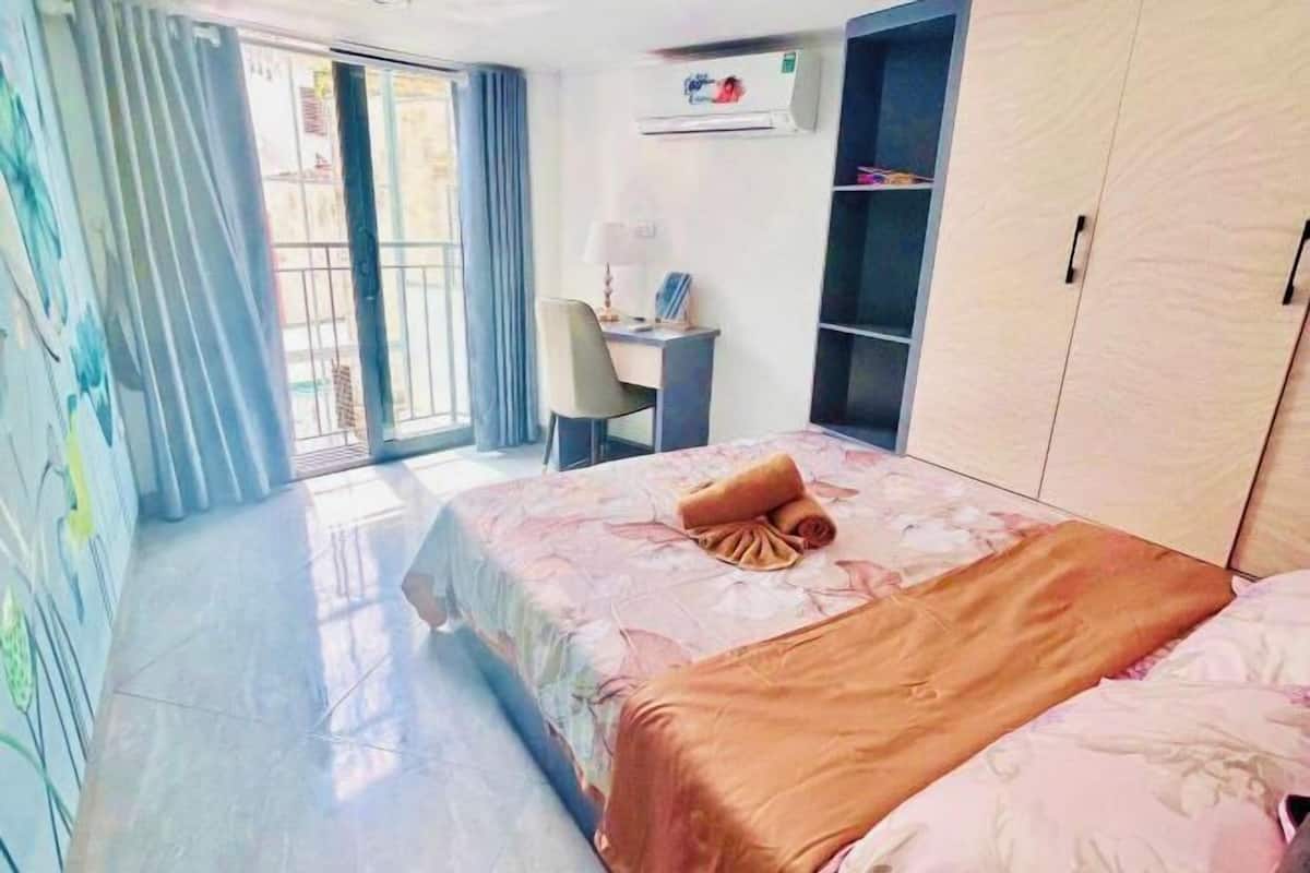 Escritorio, espacio para trabajar con laptop y cortinas blackout