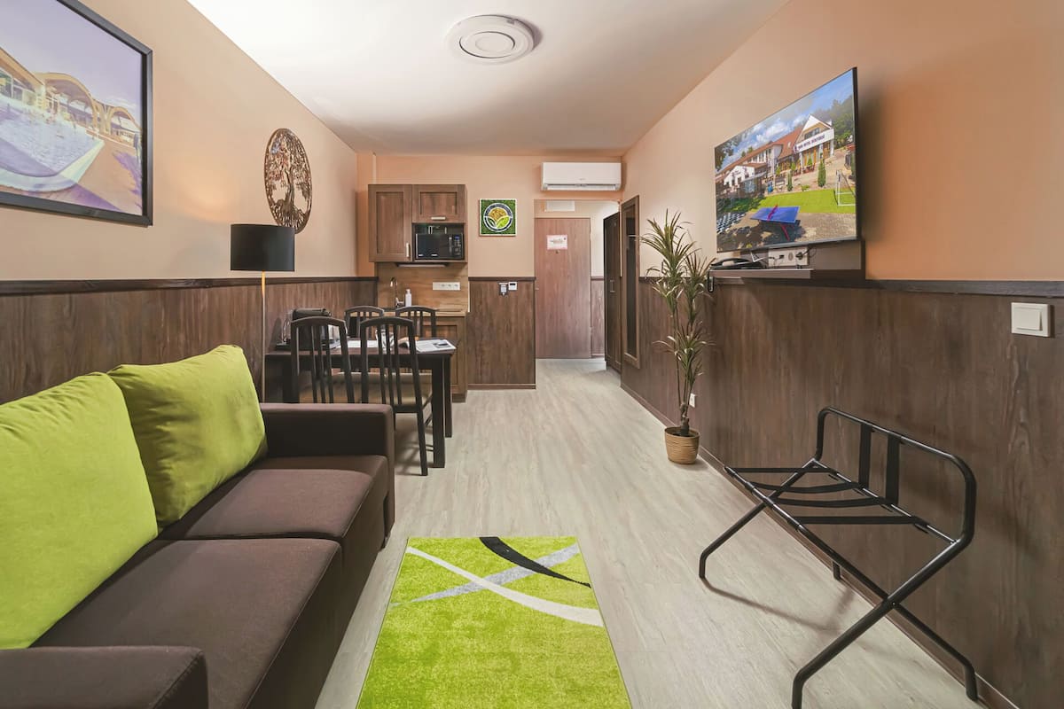Deluxe Studio, Balcony, Garden View | In-room safe, blackout curtains, soundproofing, free WiFi