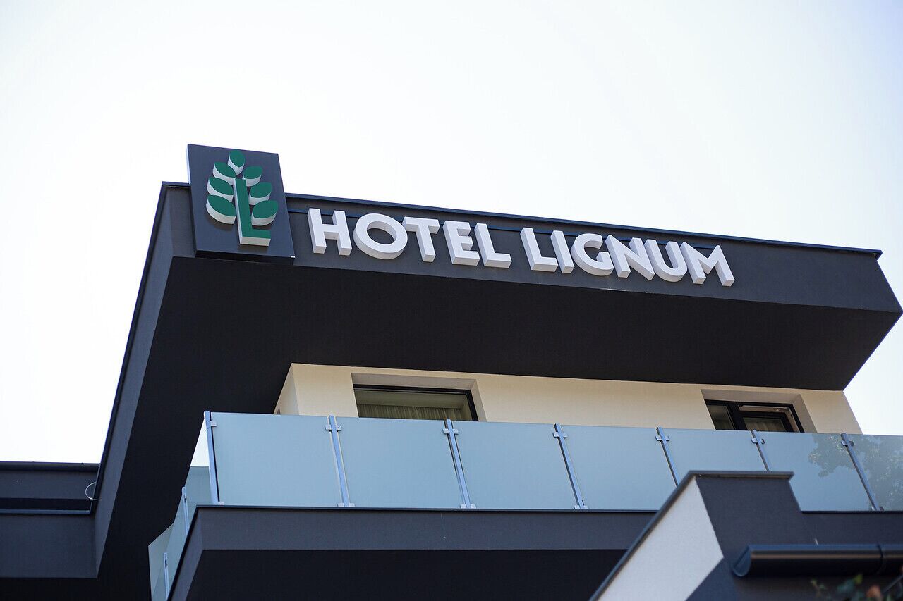 Un edificio moderno con un cartel que dice "HOTEL LIGNUM".