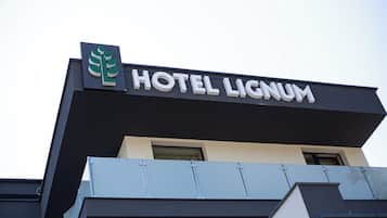 Un edificio moderno con un cartel que dice "HOTEL LIGNUM".