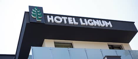 Un edificio moderno con un cartel que dice "HOTEL LIGNUM".