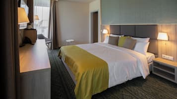 Doppelzimmer, Balkon, Blick auf den Innenhof | Zimmersafe, Schreibtisch, laptopgeeigneter Arbeitsplatz