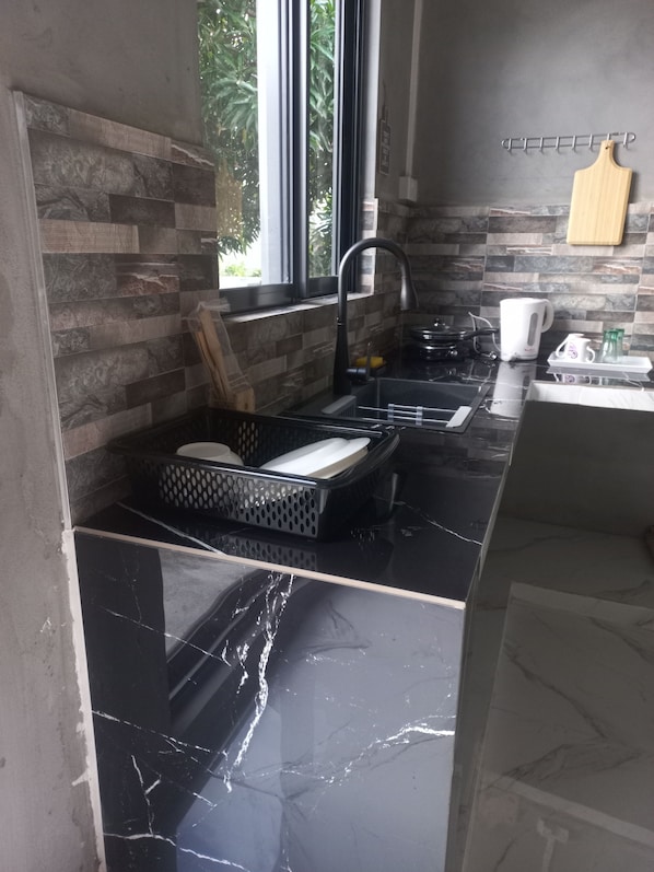 電子レンジ、オーブン、コンロ、電気ポット