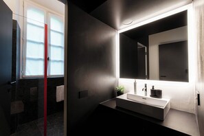 Apartment | Badezimmer | Dusche, kostenlose Toilettenartikel, Haartrockner, Bidet