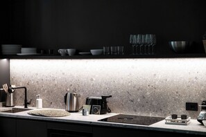 Premium bedding, down duvets, iron/ironing board, cots/infant beds - Shadows of Love (Como)