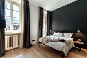 Premium bedding, down duvets, iron/ironing board, cots/infant beds - Shadows of Love (Como)