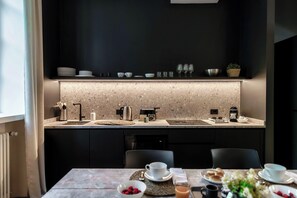 Appartement | Cuisine privée | Réfrigérateur grande capacité avec congélateur, un four