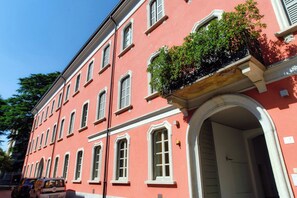 Premium bedding, down duvets, iron/ironing board, cots/infant beds - Shadows of Love (Como)