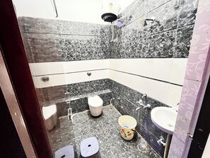 Deluxe Quadruple Room | Bathroom | Shower, towels, soap, toilet paper