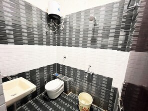 Shower, handuk, sabun, dan tisu toilet