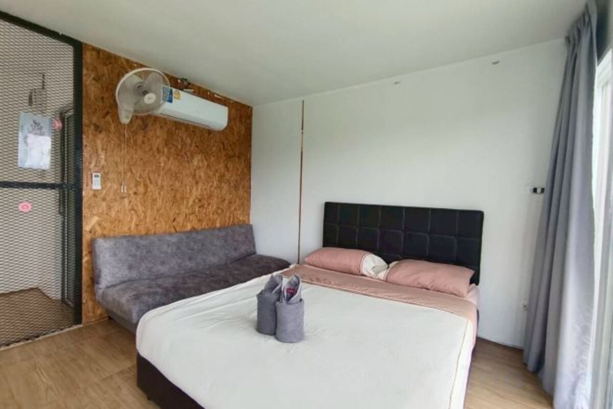 WiFi (free), bed sheets