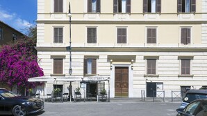 Un edificio a due piani con un caffè chiamato 'Culinary Art' al piano terra.