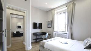 Una camera da letto moderna con un letto, una scrivania e una sedia.