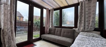 Olive 3-4 Bed House, Sleeps 9, Free Parking, Grays