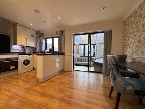 Olive 3-4 Bed House, Sleeps 9, Free Parking, Grays