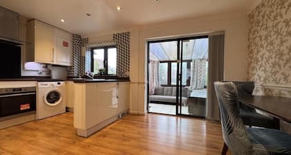 Olive 3-4 Bed House, Sleeps 9, Free Parking, Grays
