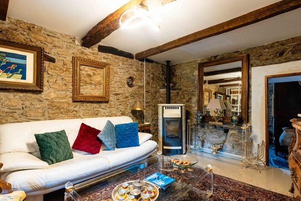 Möbel, Interior Design, Wand, Holz, Decke, Couch, Flooring, Wohnzimmer, Beleuchtung, Tabelle