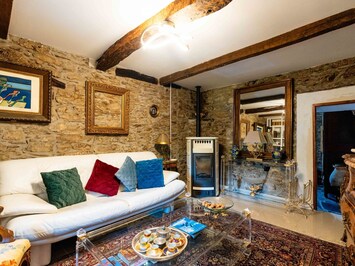 Möbel, Interior Design, Wand, Holz, Decke, Couch, Flooring, Wohnzimmer, Beleuchtung, Tabelle