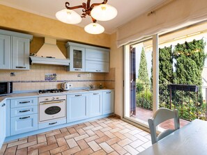 Microwave, dishwasher