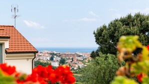 A coastal town with a view of the sea, surrounded by greenery and residential buildings. - Nice apartment in villa for 5 people with A/C, WIFI, pool, terrace and pets allowed (Borghetto Santo Spirito)