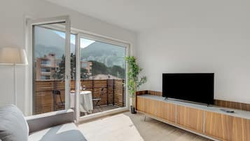 Standaard appartement, meerdere slaapkamers (Modern Viganello - Bre apartment) | Woonruimte | Een 32-inch ledtelevisie met satellietzenders