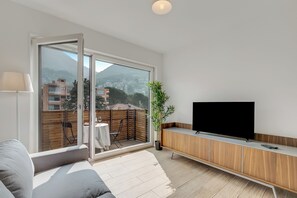 标准公寓, 多间卧室 (Modern Viganello - Bre apartment) | 起居区 | 32-英寸LED 电视（配备卫星频道）