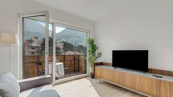 Standard-Apartment, Mehrere Schlafzimmer (Modern Viganello - Bre apartment) | Wohnbereich | 32-Zoll-LED-Fernseher mit Satellitenempfang