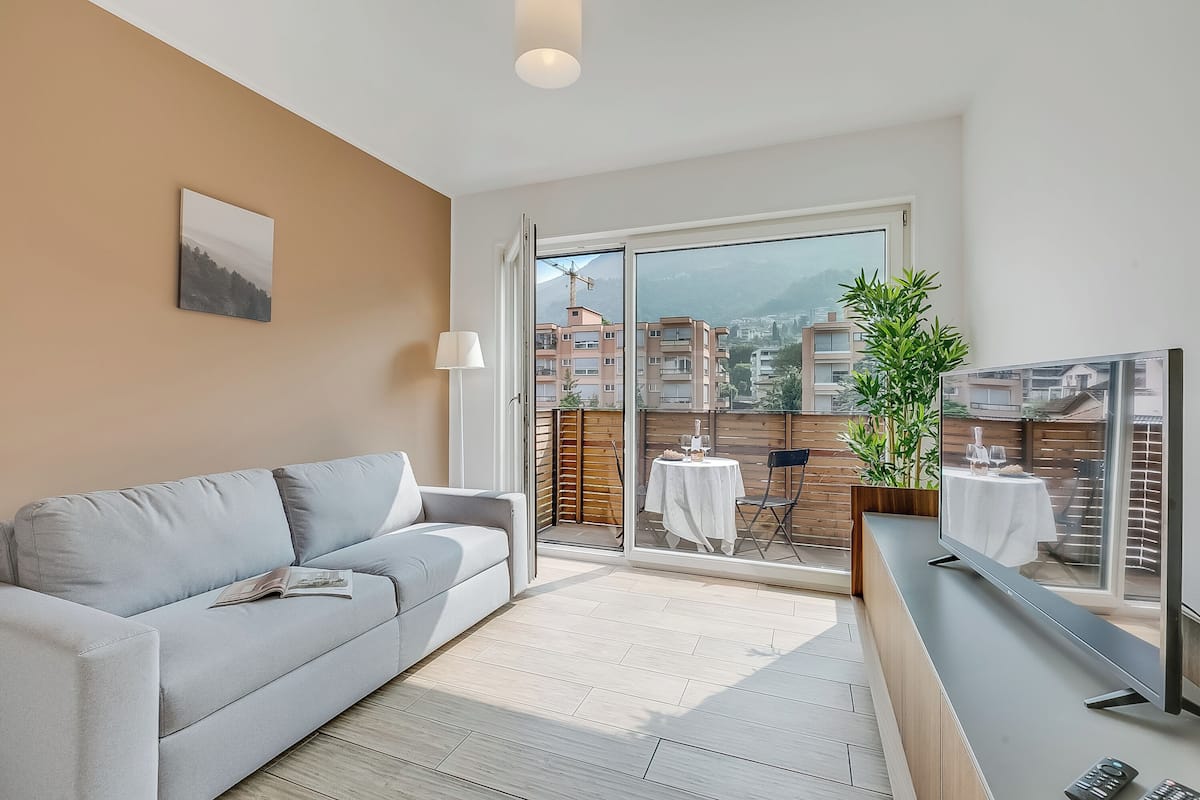 Apartamento estándar, 2 habitaciones (Modern Viganello - Bre apartment) | Zona de estar | Televisión LED de 32 pulgadas con canales por satélite