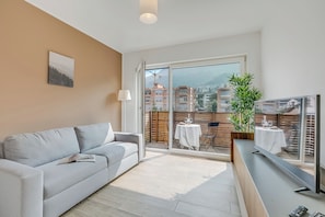 Standard Apartment, 2 Bedrooms (Modern Viganello - Bre apartment) | Living area | 32-inch LED TV with satellite channels